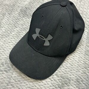 Under Armour Youth S/M Cap Black Breathable‎ Hat Stretch Fit Golf Tennis Sports